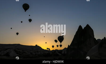 Silhouettes de montgolfières au lever du soleil dans la région de Cappadoce, Turquie Banque D'Images