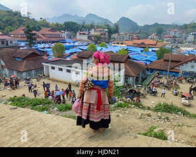 Dame de la tribu Hmong fleurs à Bac Ha marché près de Sa Pa, Vietnam Banque D'Images