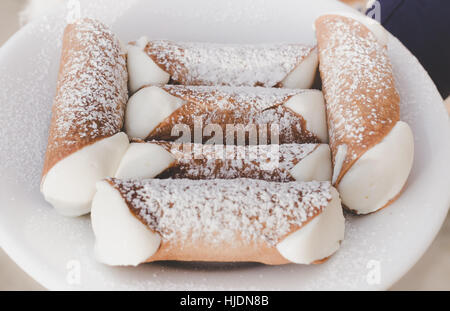 Cannoli siciliens traditionnels faits maison Banque D'Images