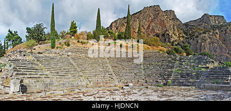 Théâtre antique de Delphes, Grèce, en une journée d'été Banque D'Images