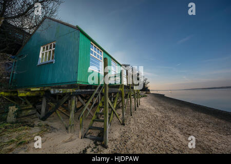 Maison de plage de l'estuaire de la rivière Stour Wrabness, Essex England UK Banque D'Images