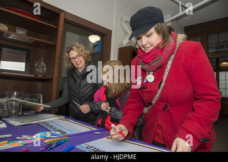 Boston Women's Mars Jan 21, 2017 sur le Boston Common Plus de 170 000 femmes et hommes mars le jour après l'atout de Donald est assermenté à titre de 45e président Banque D'Images