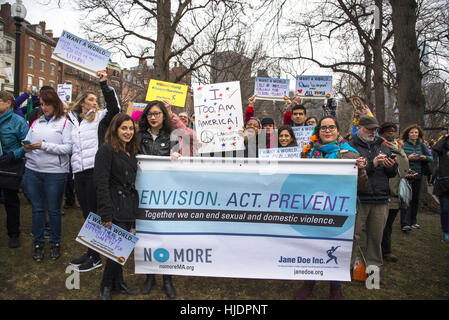 Boston Women's Mars Jan 21, 2017 sur le Boston Common Plus de 170 000 femmes et hommes mars le jour après l'atout de Donald est assermenté à titre de 45e président Banque D'Images