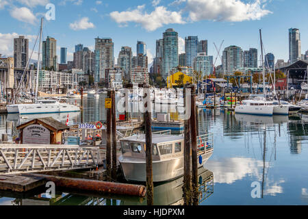 Vue sur Fisherman's Wharf en direction du centre-ville de Vancouver de Granville Island, British Columbia, Canada. Banque D'Images