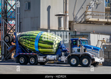 Cour de béton de l'océan sur l'île Granville, peint la série Harvest Ready-mix camions de livraison. Vancouver, Colombie-Britannique, Canada. Banque D'Images