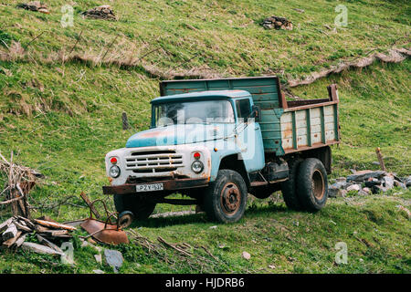 La Géorgie. ZIL-130 - médium russe soviétique vieille camionnette en stationnement sur l'herbe verte d'été à Kazbegi, Géorgie Banque D'Images