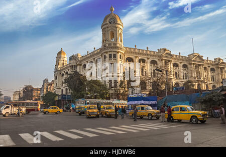 Célèbre ville indienne road vue chowringhee kolkata passage dharamtala avec les bâtiments du patrimoine colonial. Banque D'Images