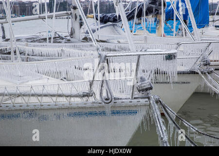 Voiliers couvertes de glace à la suite d'une tempête sur le lac de Genève, Suisse. Banque D'Images