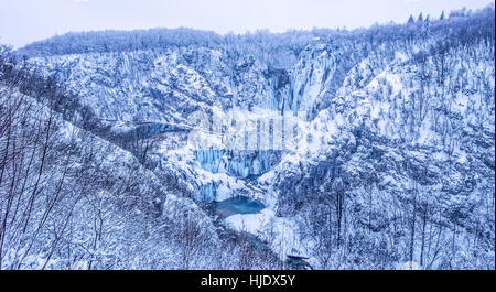 Panorama hivernal de cascades de glace sur les lacs de Plitvice en Croatie. Banque D'Images