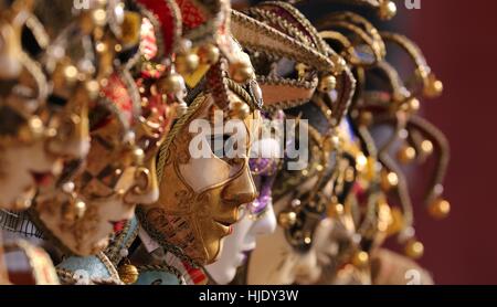 Une rangée de masques de carnaval vénitien coloré en vente dans une échoppe de marché à Venise Italie Banque D'Images