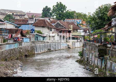 Vue sur les bidonvilles, sur les rives de Kali Code, une petite rivière qui coule à travers Yogyakarta, Indonésie. Banque D'Images