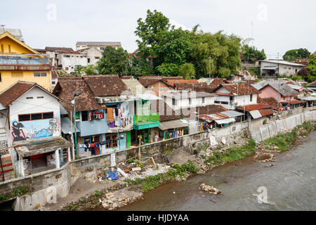 Vue sur les bidonvilles, sur les rives de Kali Code, une petite rivière qui coule à travers Yogyakarta, Java, Indonésie. Banque D'Images