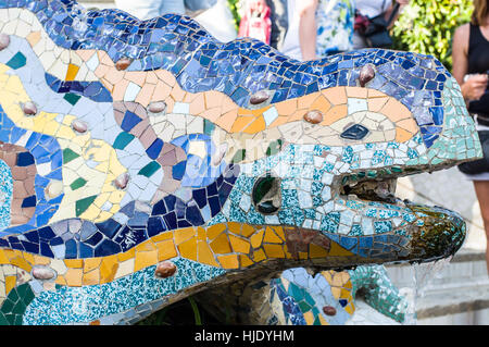 Barcelone, Espagne - 20 septembre 2014 : mosaïque multicolore fontaine dragon dans le Parc Guell. Barcelone, Espagne Banque D'Images