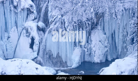 Cascades de glace en hiver sur les lacs de Plitvice en Croatie. Banque D'Images