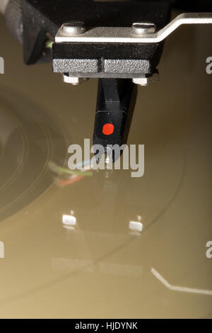 Le stylet sur la platine vinyle lumière close-up, avec miroir, réflexion macro, courbe détaillée rainures de vinyle Banque D'Images