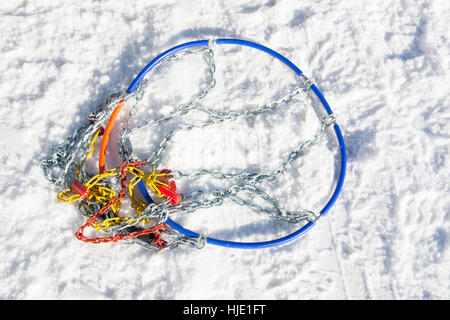 Les chaînes à neige sur la route prêt à être monté Banque D'Images