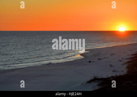 L'orange éclatant d'un lever de soleil sur l'océan à Perdido Key, près de Pensacola. Banque D'Images