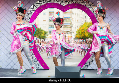 Badajoz, Espagne - Février 7, 2016:Interprètes prendre part dans le défilé du carnaval de comparsas à Badajoz Ville. Banque D'Images