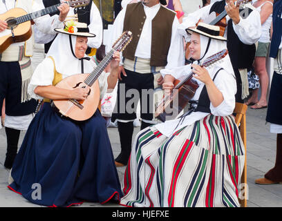 Danse folklorique et traditionnelle des Canaries à Teguise Lanzarote marché interprètes Banque D'Images