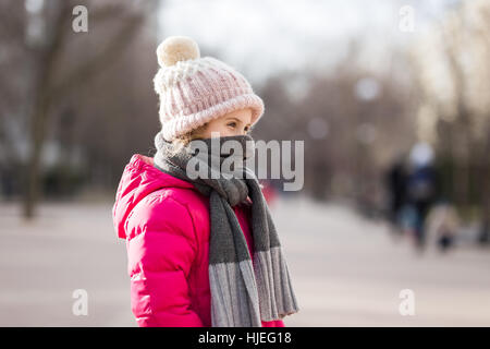 Closeup portrait of cute baby girl wearing hat tricoté veste d'hiver et en plein air Banque D'Images