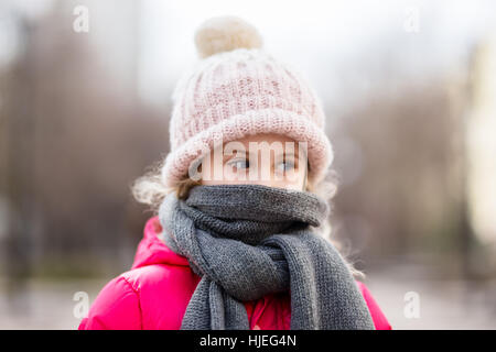 Closeup portrait of cute baby girl wearing hat tricoté veste d'hiver et en plein air Banque D'Images