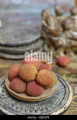 Fruits tropicaux - Litchis sur fond de bois Banque D'Images