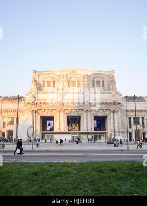 La gare centrale de Milan au crépuscule. Banque D'Images