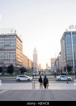 La gare centrale de Milan au crépuscule. Banque D'Images