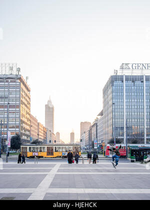 La gare centrale de Milan au crépuscule. Banque D'Images