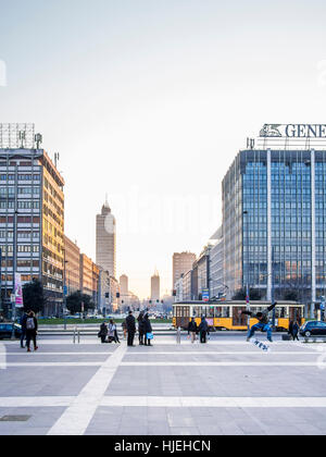 La gare centrale de Milan au crépuscule. Banque D'Images