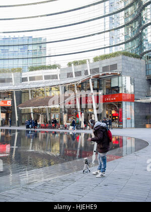 Un jeune photographe à Milan quartier moderne. Banque D'Images