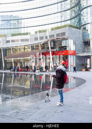 Un jeune photographe à Milan quartier moderne. Banque D'Images