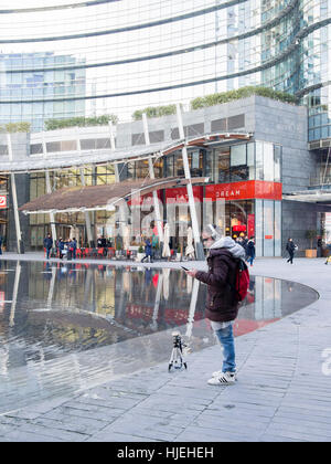 Un jeune photographe à Milan quartier moderne. Banque D'Images