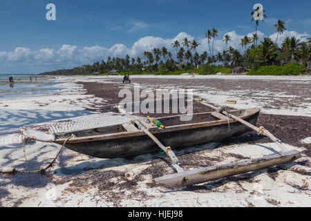 En bois pêcheur primitif local natives sur bateau catamaran beach faites par les autochtones, ciel bleu avec des nuages blancs, Matemwe, Zanzibar, Tanzanie, Afrique du Sud Banque D'Images