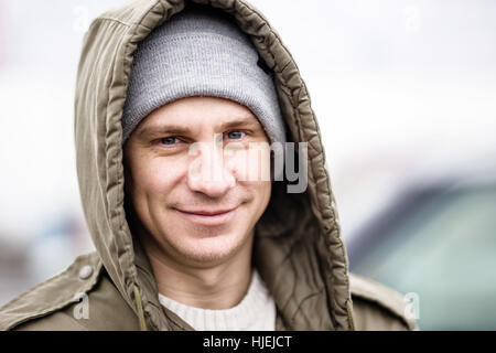 Close up de smile homme portant un manteau d'hiver Banque D'Images