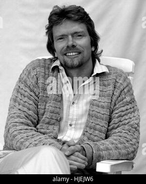 AJAXNETPHOTO. Juin, 1985. HAMBLE POINT, EN ANGLETERRE. - RICHARD BRANSON, patron de VIRGIN ATALANTIC AU CHALLENGER HAMBLE POINT. PHOTO;JONATHAN EASTLAND/AJAX REF : 8506 2 Banque D'Images