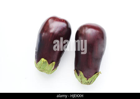 2 aubergines, pourpre ou d'aubergines brinjals contre isolé sur fond blanc Banque D'Images