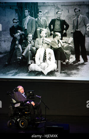 Le scientifique britannique Stephen Hawking, physicien de renommée mondiale, avec portrait photos de collège son jeune âge dans l'arrière-plan, festival Starmus Banque D'Images