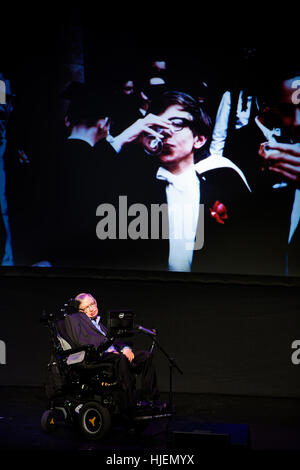 Le scientifique britannique Stephen Hawking, physicien de renommée mondiale, avec portrait photos de collège son jeune âge dans l'arrière-plan, festival Starmus Banque D'Images