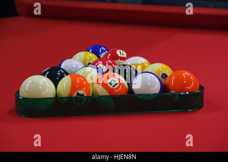 Boules de billard. Table de billard avec tissu rouge. Banque D'Images