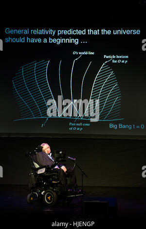 Le professeur Stephen Hawking, scientifique britannique, physicien de renommée mondiale portrait avec la relativité générale début de l'univers projection dans l'arrière-plan Banque D'Images