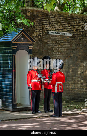 Welsh Guards lors de la relève de la garde à l'extérieur de Clarence House, Londres, Angleterre, RU Banque D'Images