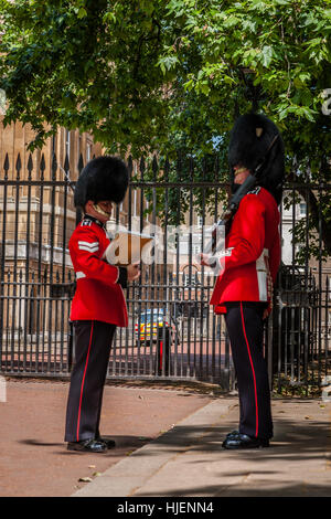 Welsh Guards, Clarence House, Londres, Angleterre, RU Banque D'Images