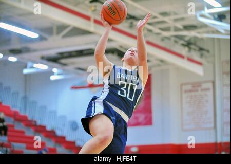 High school player entrant pour un layup incontestées. USA. Banque D'Images