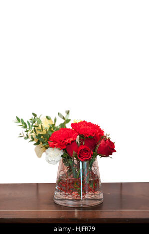 Belles roses rouges sur la table en bois Banque D'Images