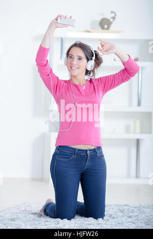 Woman with headphones in lounge Banque D'Images