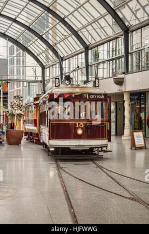 Les tramways vintage de Cathedral Junction, d'un shopping mall et du tram dans le centre de Christchurch, Nouvelle-Zélande. Banque D'Images