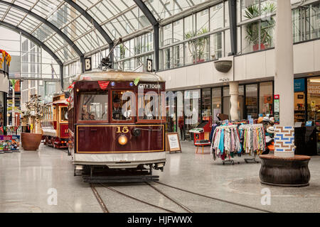 Les tramways vintage de Cathedral Junction, d'un shopping mall et du tram dans le centre de Christchurch, Nouvelle-Zélande. Banque D'Images