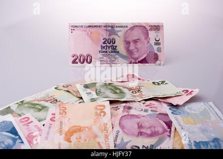 Turksh cri billets de différentes couleurs et de motifs et de valeur sur fond blanc Banque D'Images