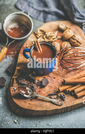 Que la richesse du chocolat chaud avec de la cannelle et les noix à bord Banque D'Images